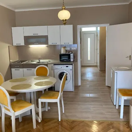 Napraforgo Apartman *